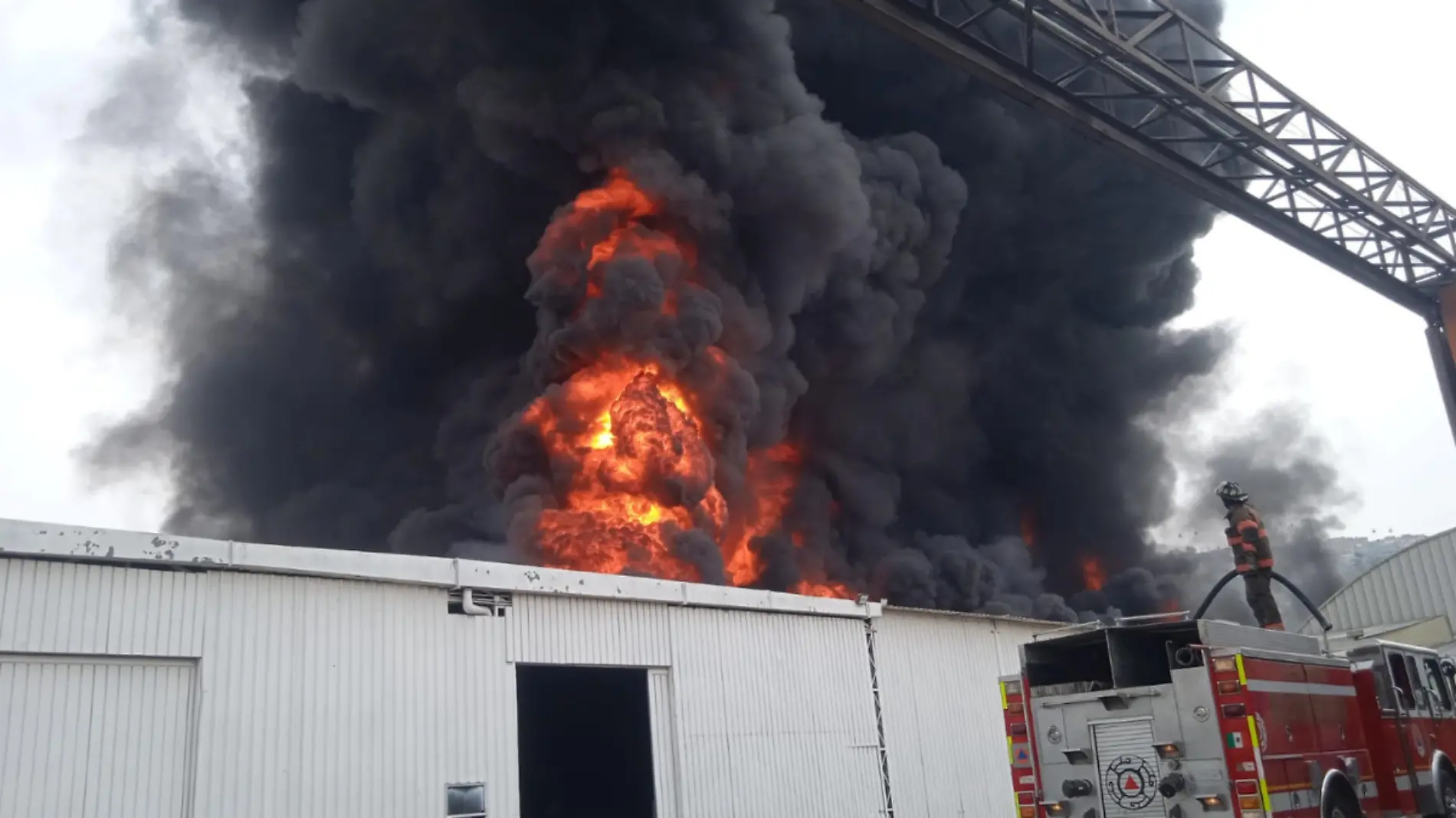 Incendio en fábrica de pinturas 